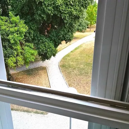 Spacieux Dans Parc Arbore La Rochelle (Charente-Maritime)