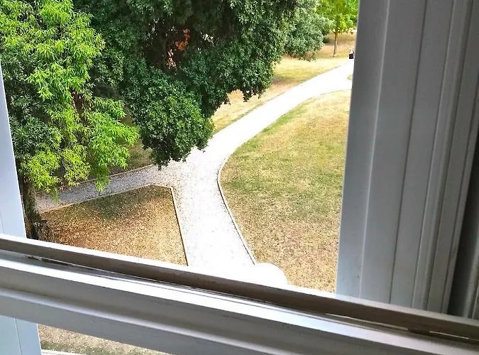 Spacieux Dans Parc Arbore La Rochelle (Charente-Maritime)