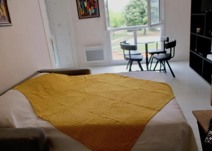 Spacieux Dans Parc Arbore * La Rochelle (Charente-Maritime)